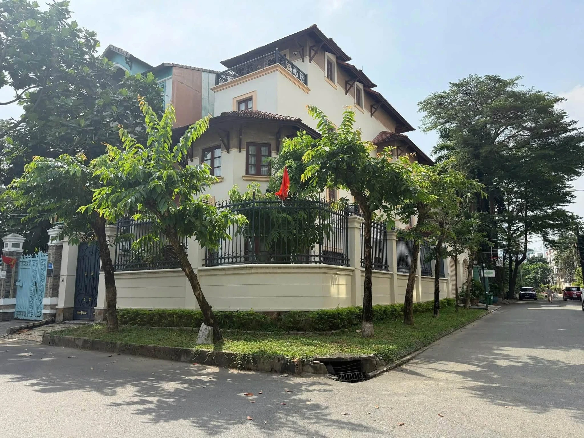 Bán biệt thự hồ bơi góc 2 mặt tiền 257m² đường Nguyễn Văn Hưởng, Thảo Điền - Ảnh 1