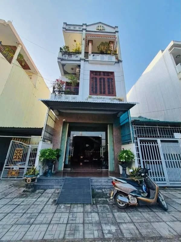 Bán nhà 3 tầng mặt tiền 120m2 Quảng Ngãi 4.6 tỷ - Ảnh 1