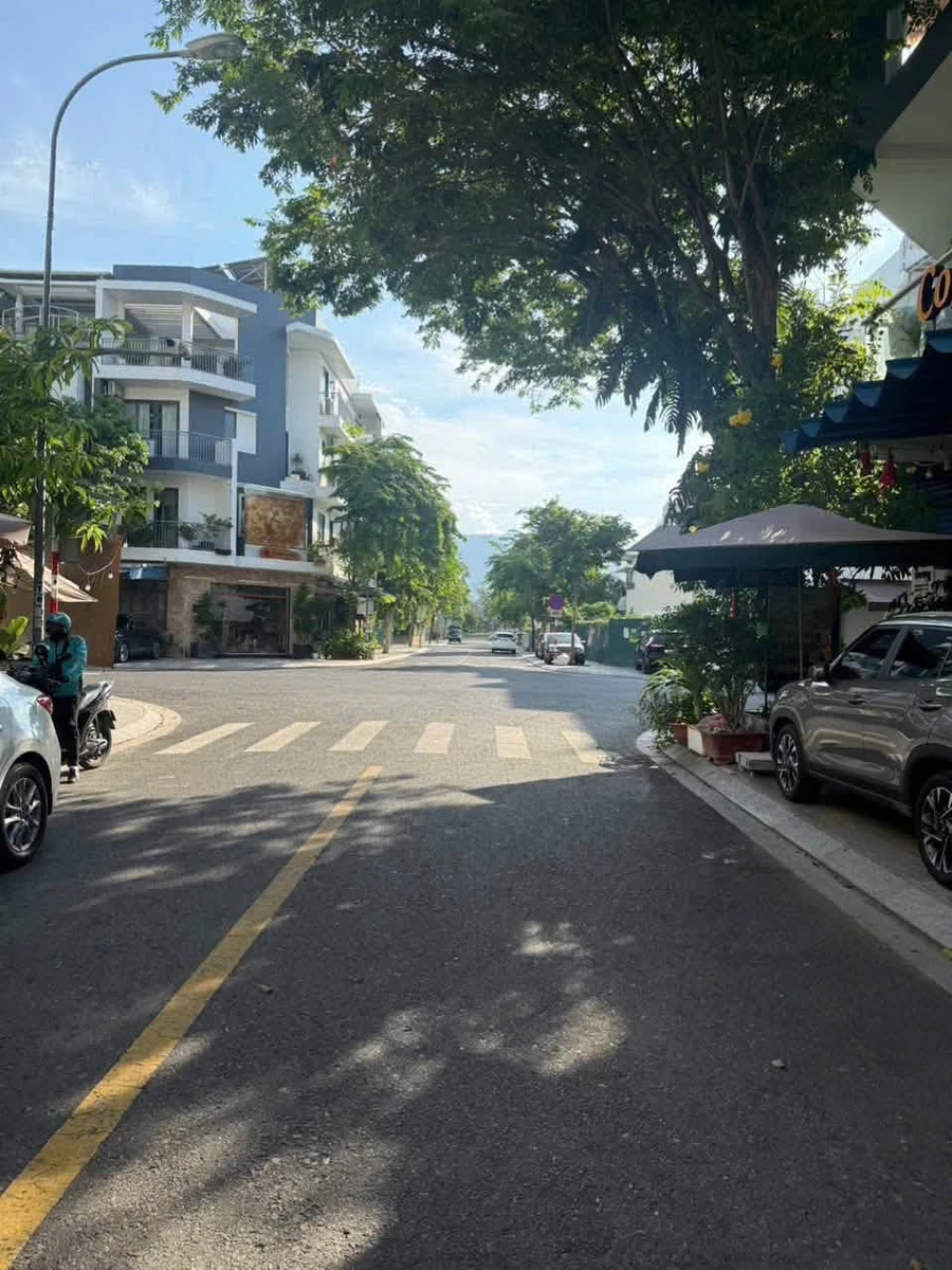 Bán nhà 3 tầng 90m2 full nội thất Nha Trang 11 tỷ - Ảnh 1