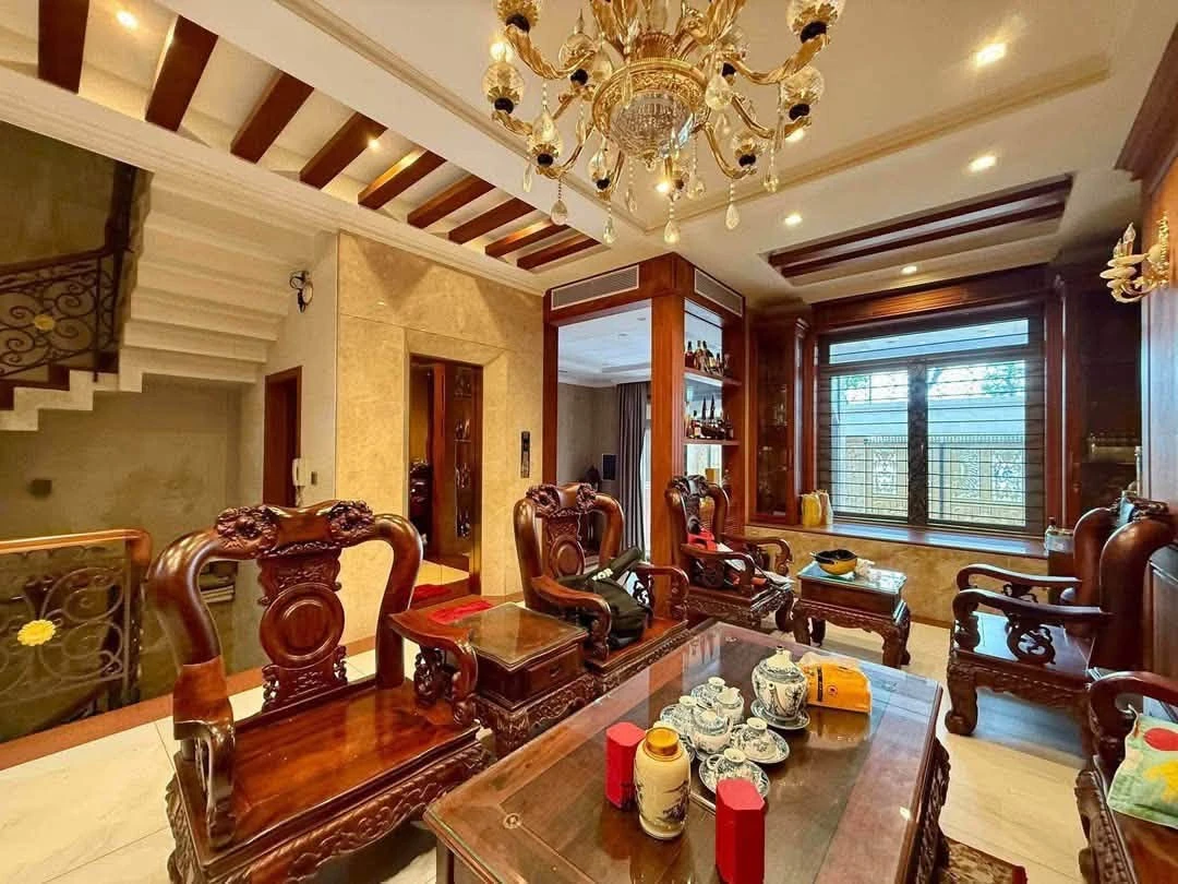 Bán nhà mặt tiền đường 32m 150m2 ngang 7.5m hầm 4 tầng 5PN gần sân bay Tân Sơn Nhất - Ảnh 1