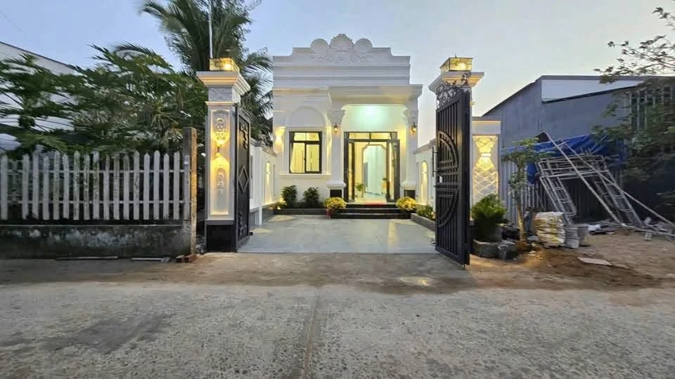 Bán nhà mới tân cổ điển 100m² 2PN Huyện Bình Đại Bến Tre - Ảnh 1