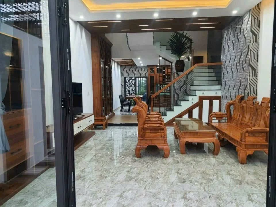 Bán nhà 3 tầng mặt tiền Huỳnh Ngọc Đủ, Đà Nẵng, 100m2, 7,5 tỷ - Ảnh 1