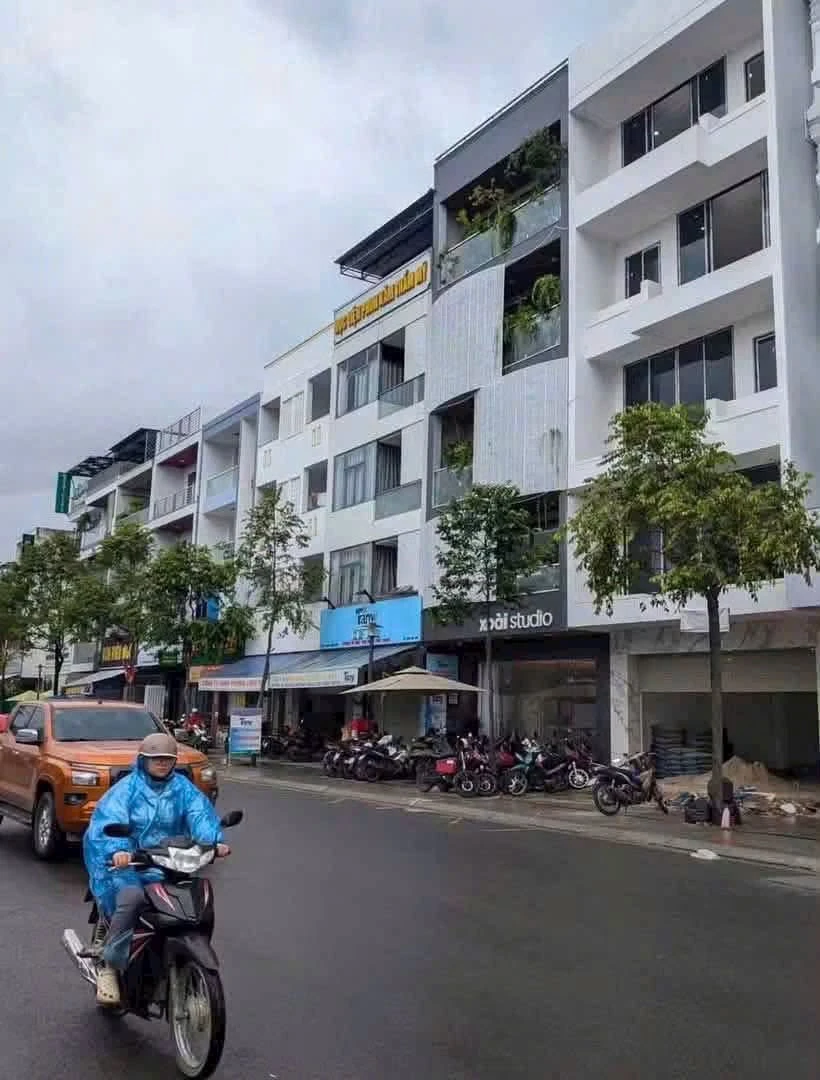 Cho thuê nhà 5 tầng mặt tiền đường Thích Quảng Đức, VCN Phước Hải, 150m2, có thang máy - Ảnh 1