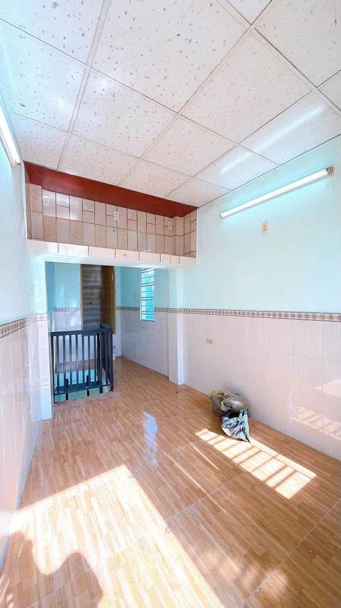 Bán nhà sổ hồng riêng hẻm hơn 4m, 1 trệt 2 lầu 2PN, gần Nguyễn Tất Thành, Quận 4 - Ảnh thu nhỏ 5