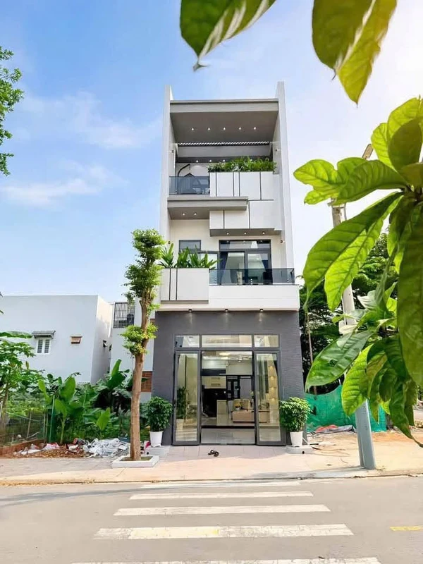 Bán nhà phố 3 tầng Dĩ An 211m² 5.88 tỷ
