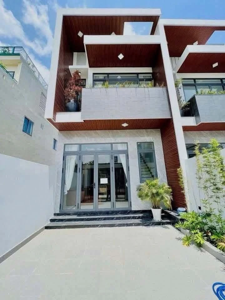 Bán nhà lầu mặt tiền Hương Lộ 15, 90m², 1 tỷ 690 - Ảnh 1
