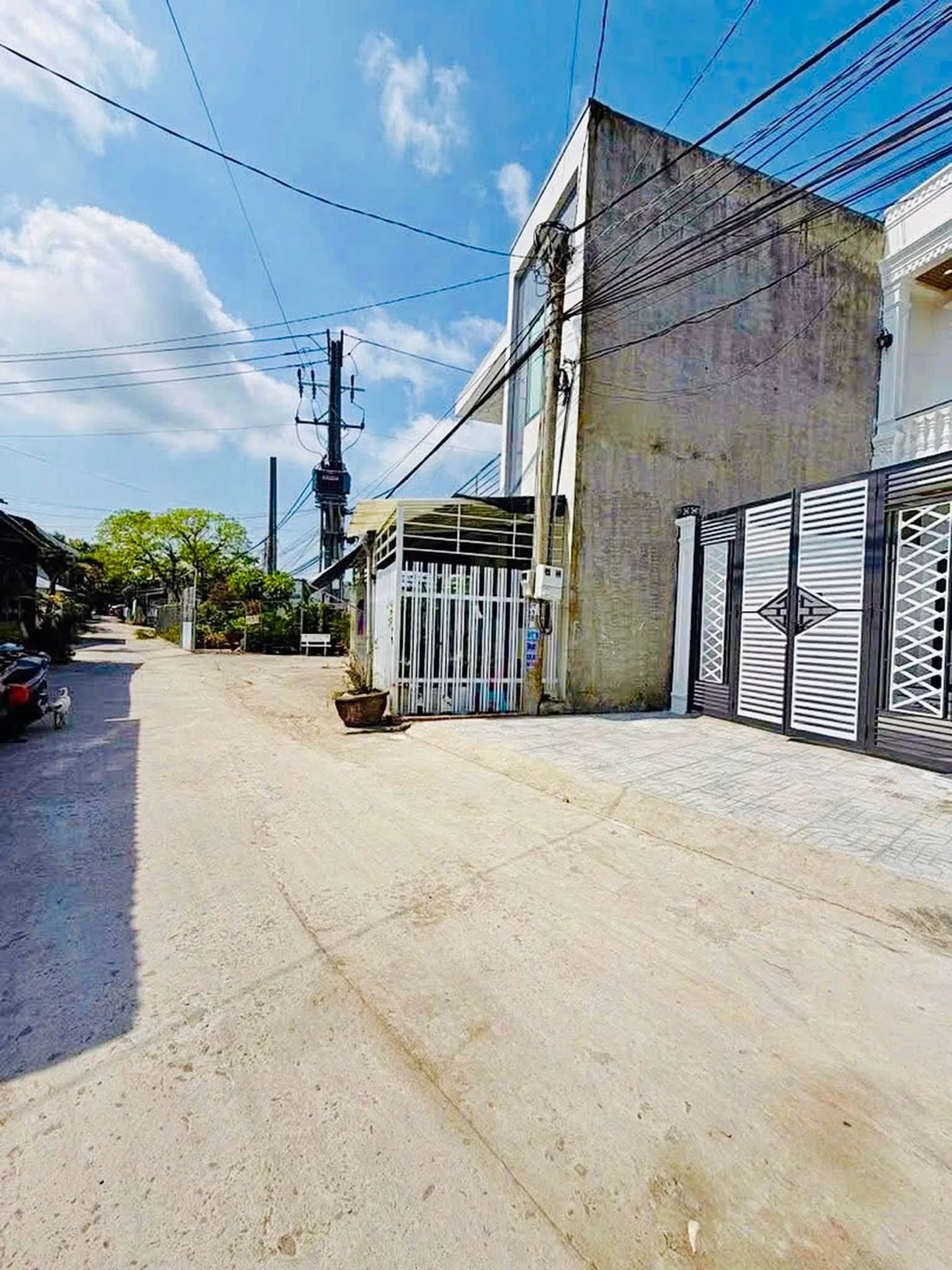 Bán nhà tân cổ điển 3PN, 88m2, mặt tiền Vàm Trư, 2.4 tỷ - Ảnh 1