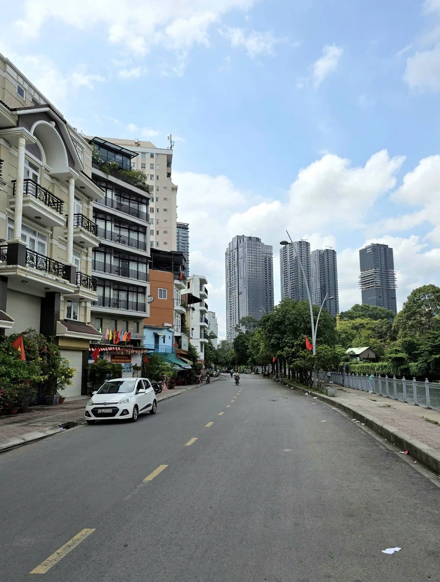 Bán nhà 5 tầng thang máy 121m2 hẻm xe hơi đường Phạm Viết Chánh, Bình Thạnh - Ảnh 1