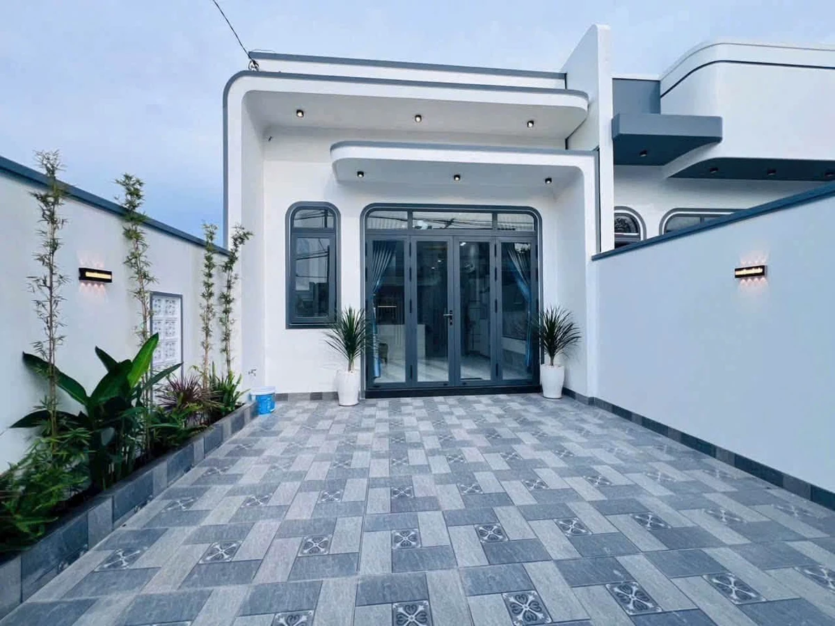 Bán nhà mới hoàn thiện 105m2, 2 phòng ngủ, hẻm kênh Tập Đoàn 1, Phú Tân, Bến Tre - Ảnh 1