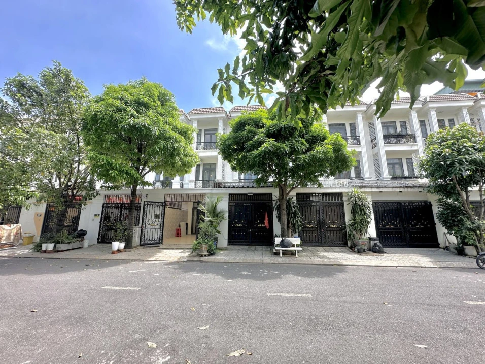 Bán nhà KDC gần cụm trường cấp 1,2 Đông Hòa Dĩ An, 92m2 1T2L hoàn công, sân ô tô, PN dưới - 6,1 tỷ - Ảnh 1