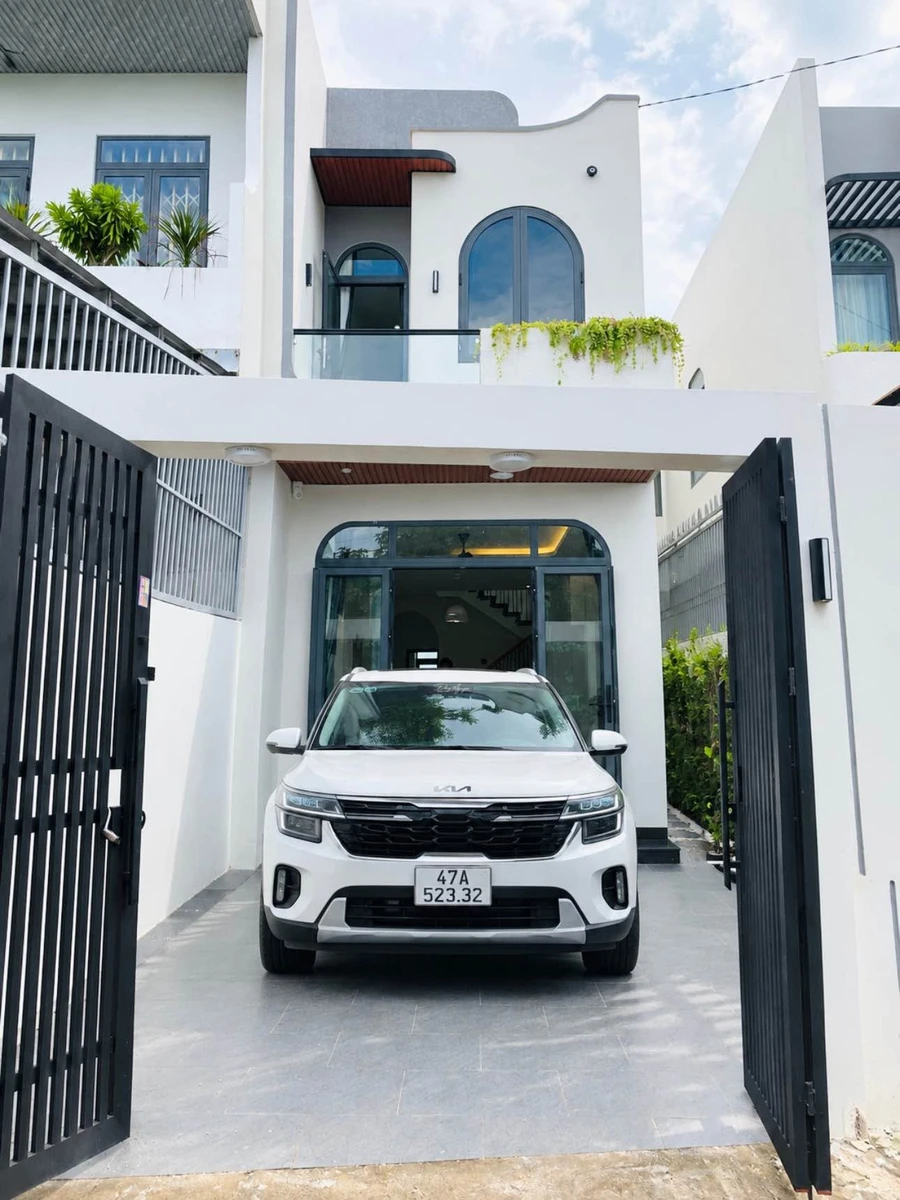 Bán nhà mê mới full nội thất 5x22, giá 2,78 tỷ, sau lưng chợ Ea Kao - Ảnh 1