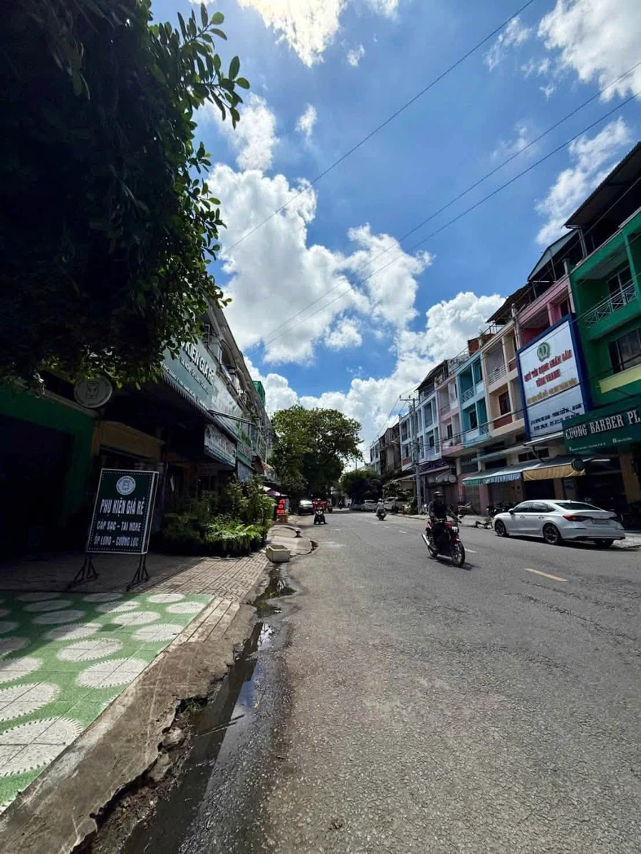 Nhà phố kinh doanh mặt tiền Huỳnh Thúc Kháng, Rạch Giá 3 tỷ - Ảnh thu nhỏ 3