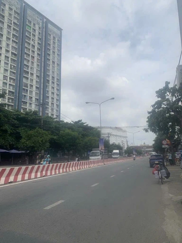 Bán biệt thự gỗ quý 5 tầng mặt tiền ĐT743C lô góc 212m2 gần Vincom Ngã Tư 550