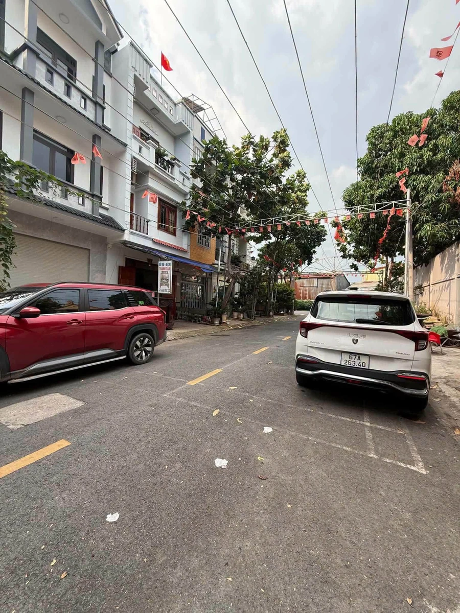 Bán nhà mặt tiền 81m2, 3 tầng, Dĩ An - trên 9 tỷ - Ảnh thu nhỏ 2