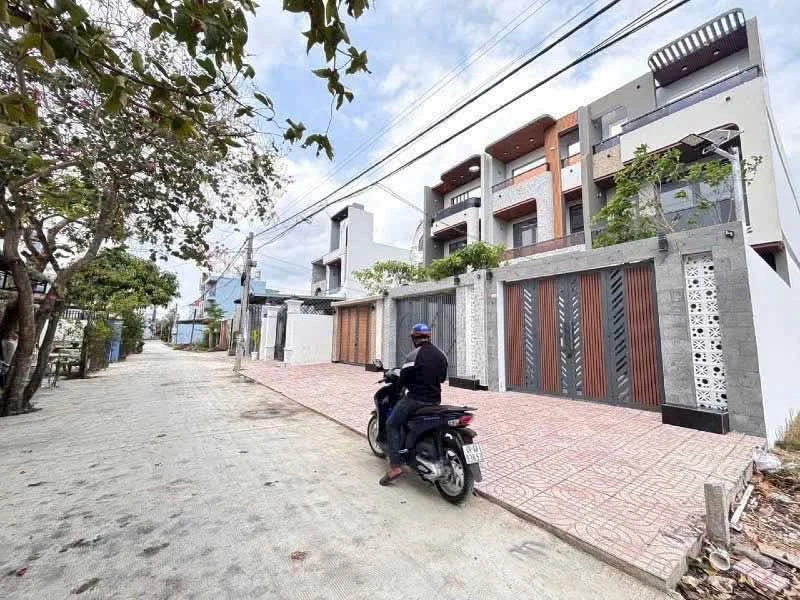 Bán nhà sân vườn 209m2 gần TPHCM, Long An - Ảnh 1