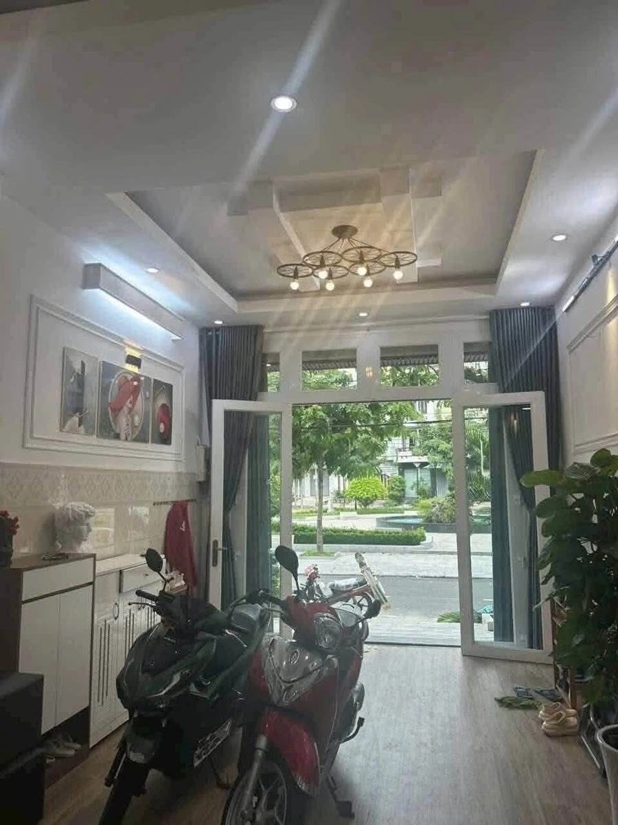 Bán nhà mặt tiền 4x18m 1 trệt 2 lầu sân thượng khu Bình Phú, giá hơn 12 tỷ - Ảnh thu nhỏ 2