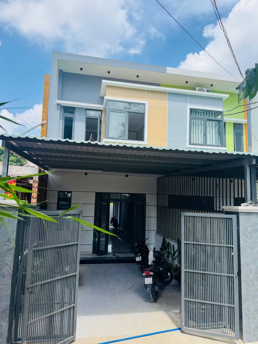 Bán nhà trệt lầu 3PN, 100m² tại Bến Cát, giá 2 tỷ 560 triệu - Ảnh 1
