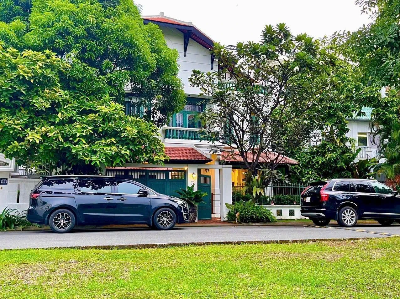 Bán hoặc cho thuê biệt thự compound 305m2 đường Nguyễn Văn Hưởng, Thảo Điền - Ảnh 1