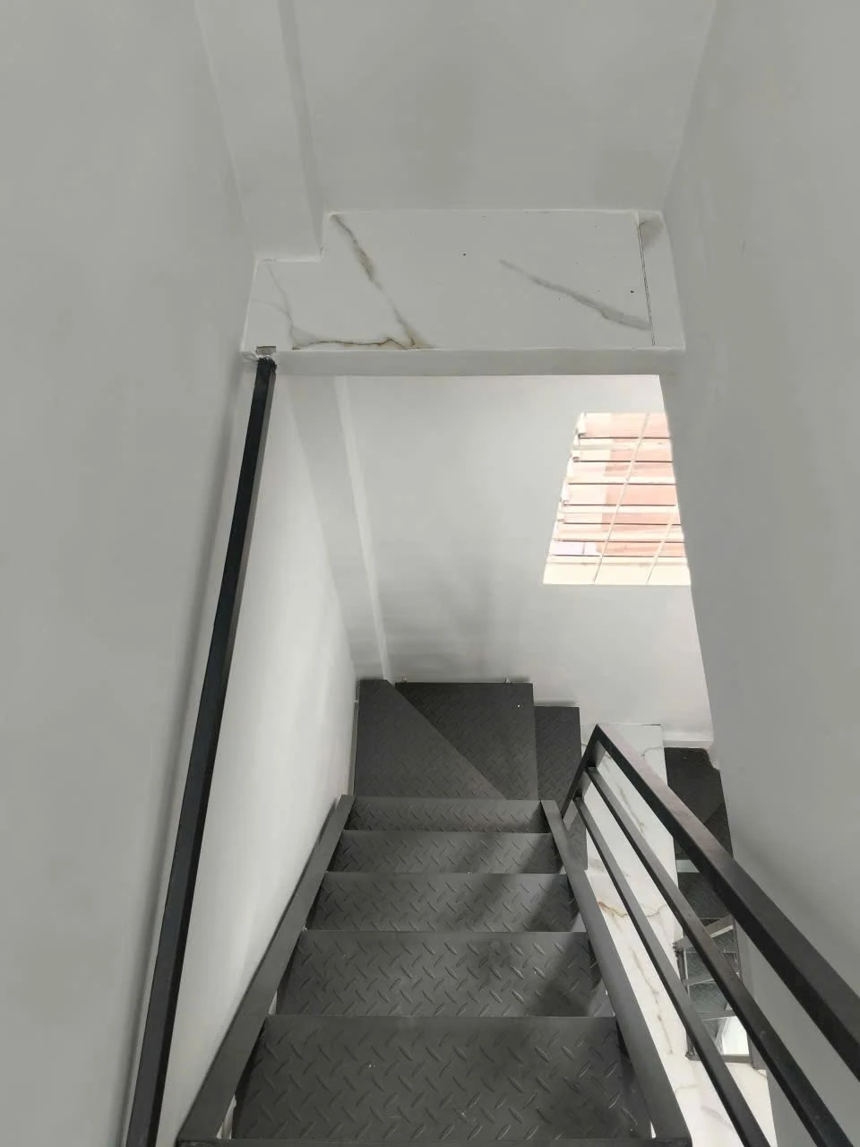 Bán nhà 3 tầng hẻm Lạc Long Quân, P5 Quận 11, 2PN 2WC, giá 1,75 tỷ - Ảnh 1