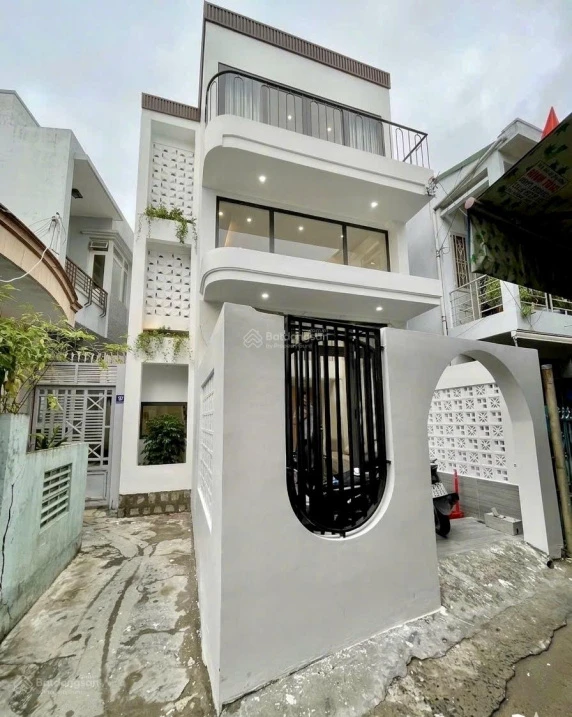 Nhà đẹp 3 tầng sổ hoàn công ngay chợ Lạc Long Quân TT Nha Trang - có PN tầng trệt - ra biển chỉ 2km