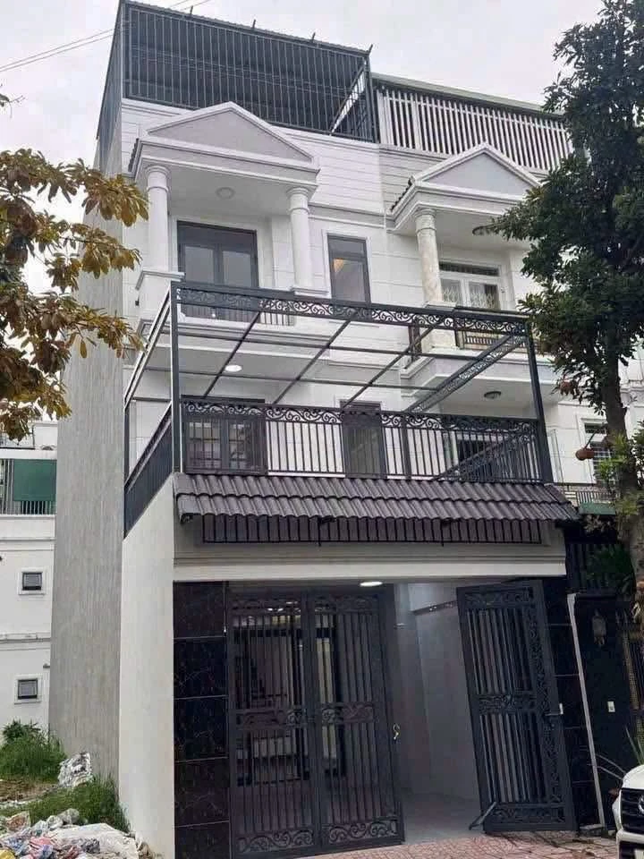 Bán nhà 1 trệt 2 lầu 100m2, 4PN Thủ Dầu Một 6.9 tỷ - Ảnh 1