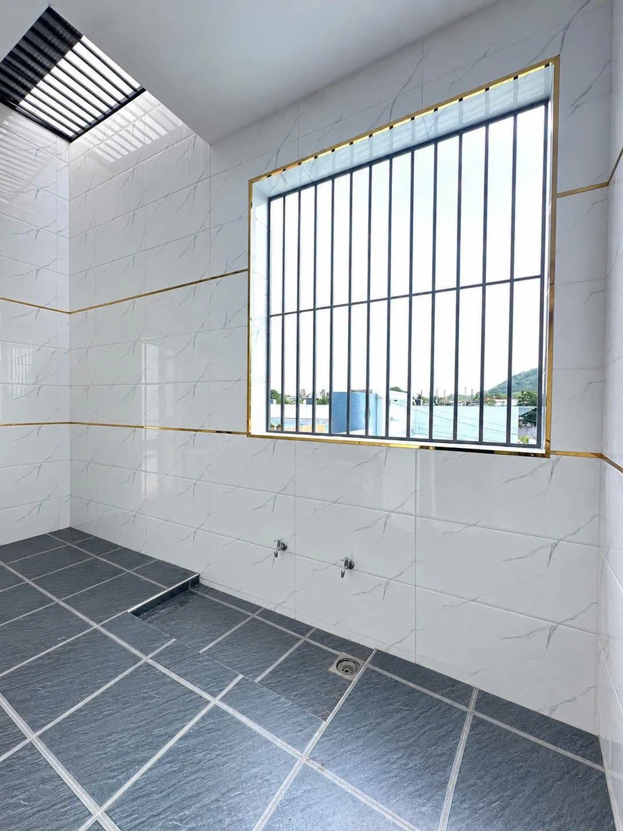 Nhà 1 trệt 1 lầu mặt tiền 125m² Long Hải 3,85 tỷ - Ảnh thu nhỏ 2
