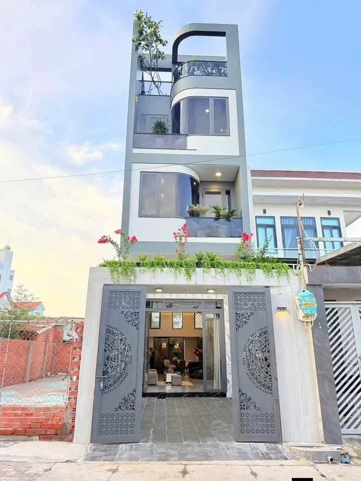 Bán nhà góc mặt tiền Ngô Văn Sở Dĩ An 90m2 4 tầng hơn 8 tỷ - Ảnh 1