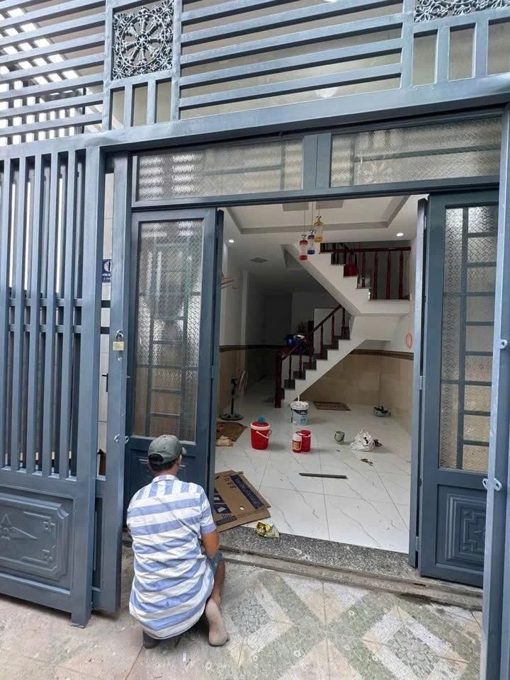 Bán nhà mới 40m2, 1 trệt 1 lầu, 2PN 2WC gần chợ Bình Chánh giá 1 tỷ 390 triệu - Ảnh 1