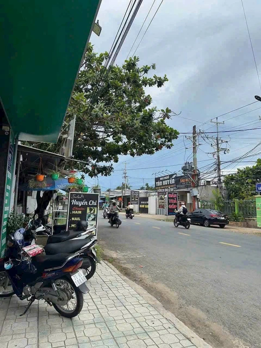 Bán dãy nhà trọ 11 phòng và 5 kiot mặt tiền QL57C, Sơn Đông, Bến Tre, 490m², 4,9 tỷ - Ảnh 1