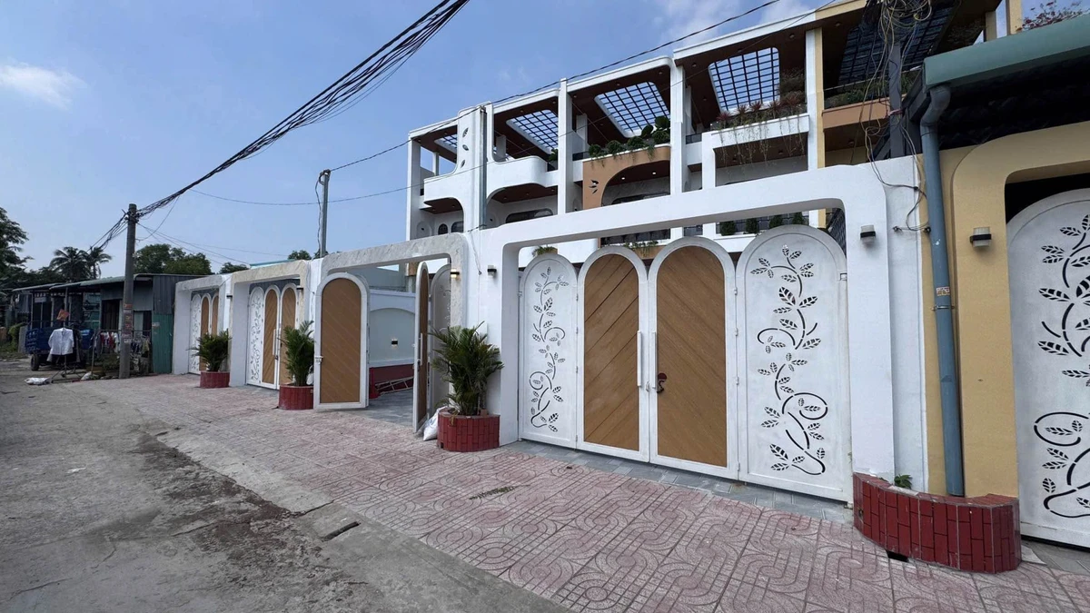 Bán nhà 1 trệt 2 lầu 161m2 sân vườn mặt tiền đường xe hơi tại Long Trạch, Cần Đước, Long An - Ảnh 1