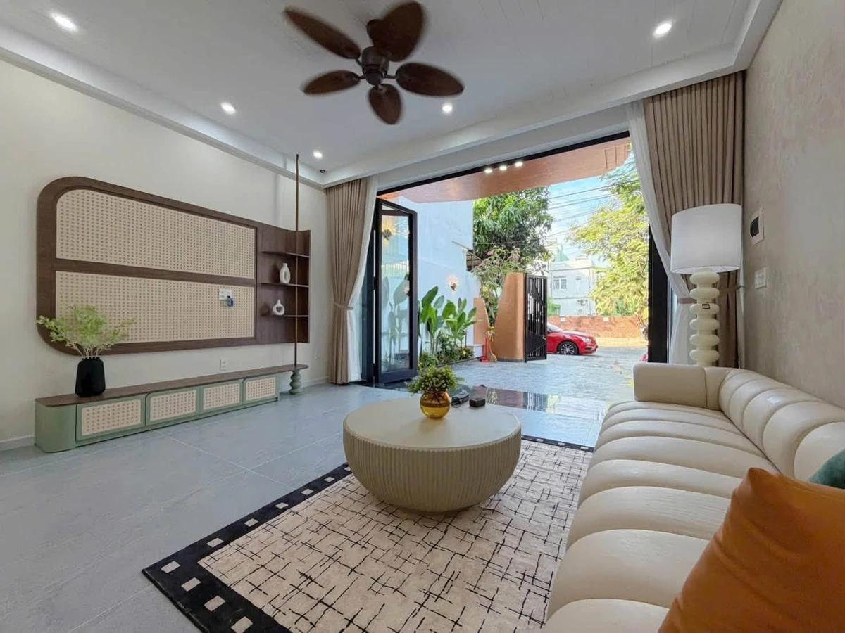 Bán nhà 3 tầng 3 PN mặt tiền Huỳnh Ngọc Đủ 100m2, 8.65 tỷ - Ảnh thu nhỏ 2