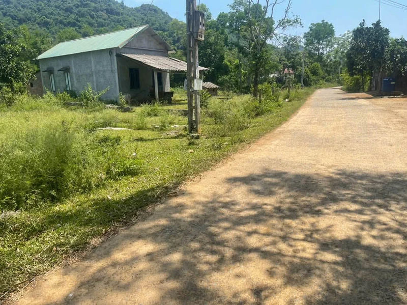 Bán đất 1600m2 có 400m2 thổ cư mặt tiền đường bê tông tại xã Lạc Thịnh, Yên Thủy, Hòa Bình