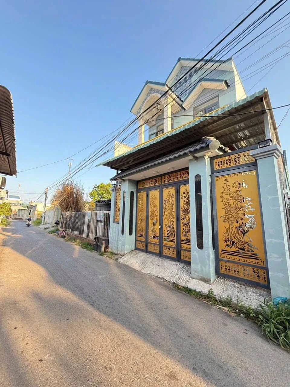 Bán nhà lầu mái thái 5PN 100m² tại Xã Long Hải - Ảnh 1