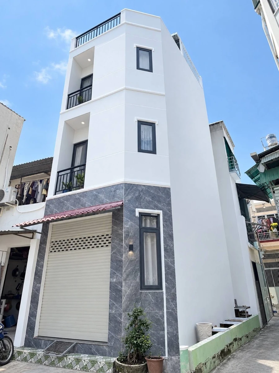 Bán nhà hẻm 4 tầng gần 30m2 ngay Bùi Đình Tuyệt Q.1 - Ảnh 1