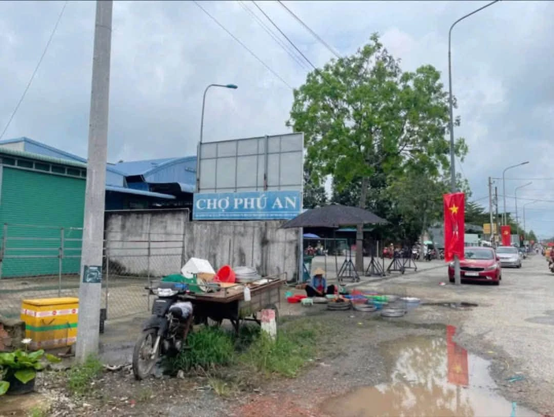 Bán nhà kho mặt tiền ĐT744 sát chợ Phú An, 300m2 thổ cư, giá 10,5 tỷ - Ảnh thu nhỏ 2