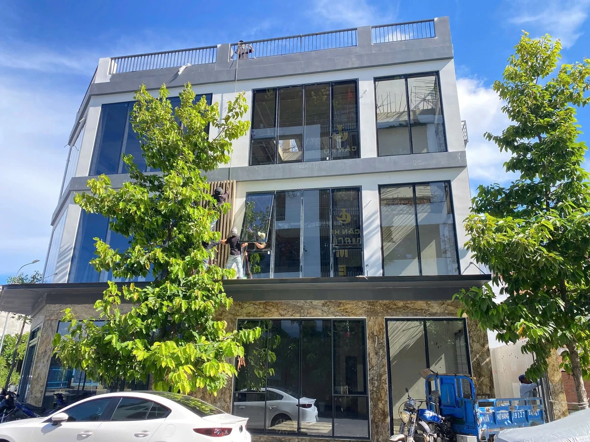 Bán tòa văn phòng 192m² 4 tầng mặt Thích Quảng Đức - Ảnh 1