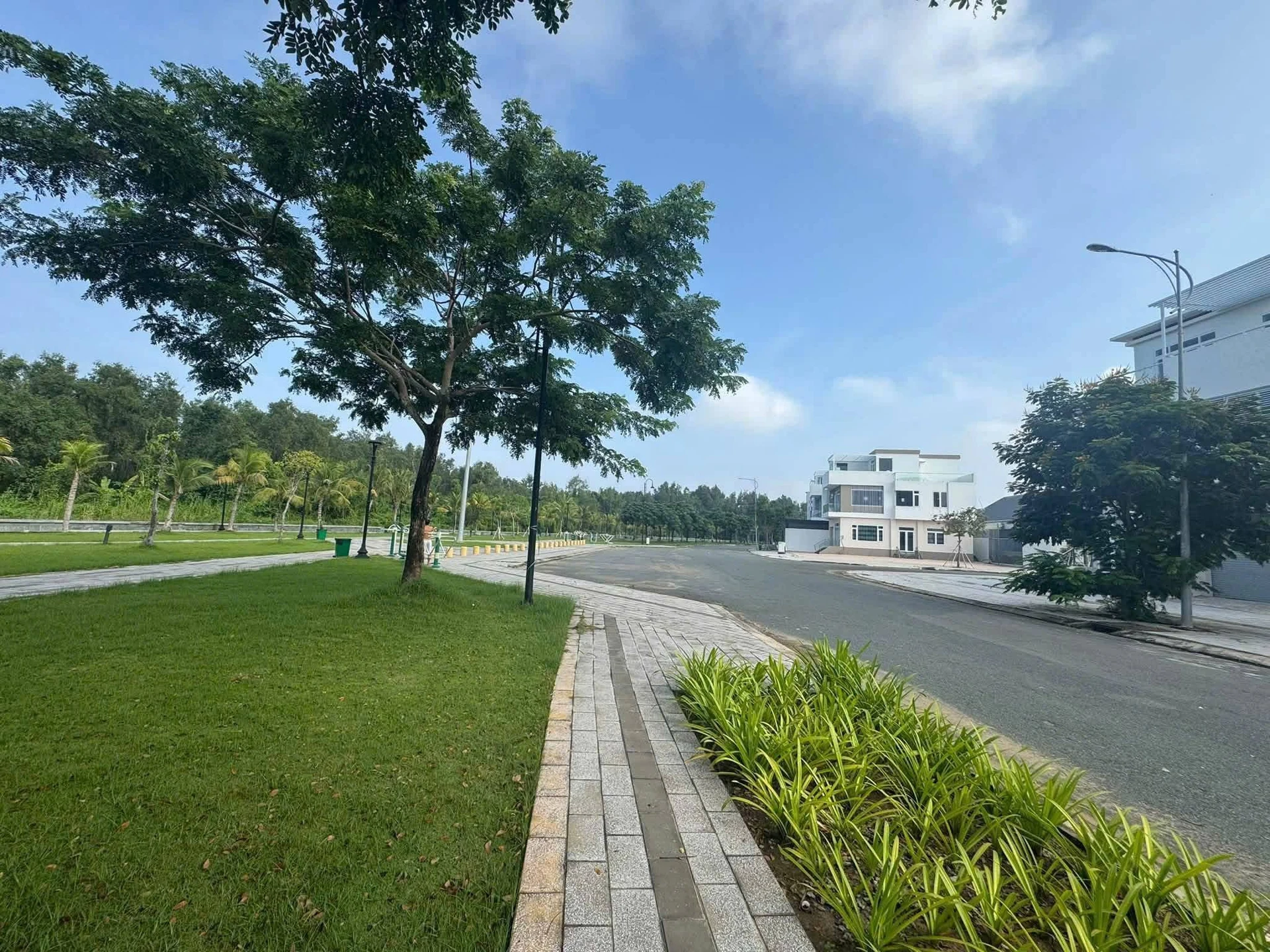Bán biệt thự song lập view biển 233m² Rạch Giá 11 tỷ - Ảnh 1