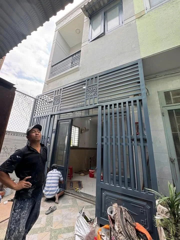 Bán nhà mới 40m2, 1 trệt 1 lầu, 2PN 2WC gần chợ Bình Chánh giá 1 tỷ 390 triệu - Ảnh thu nhỏ 2