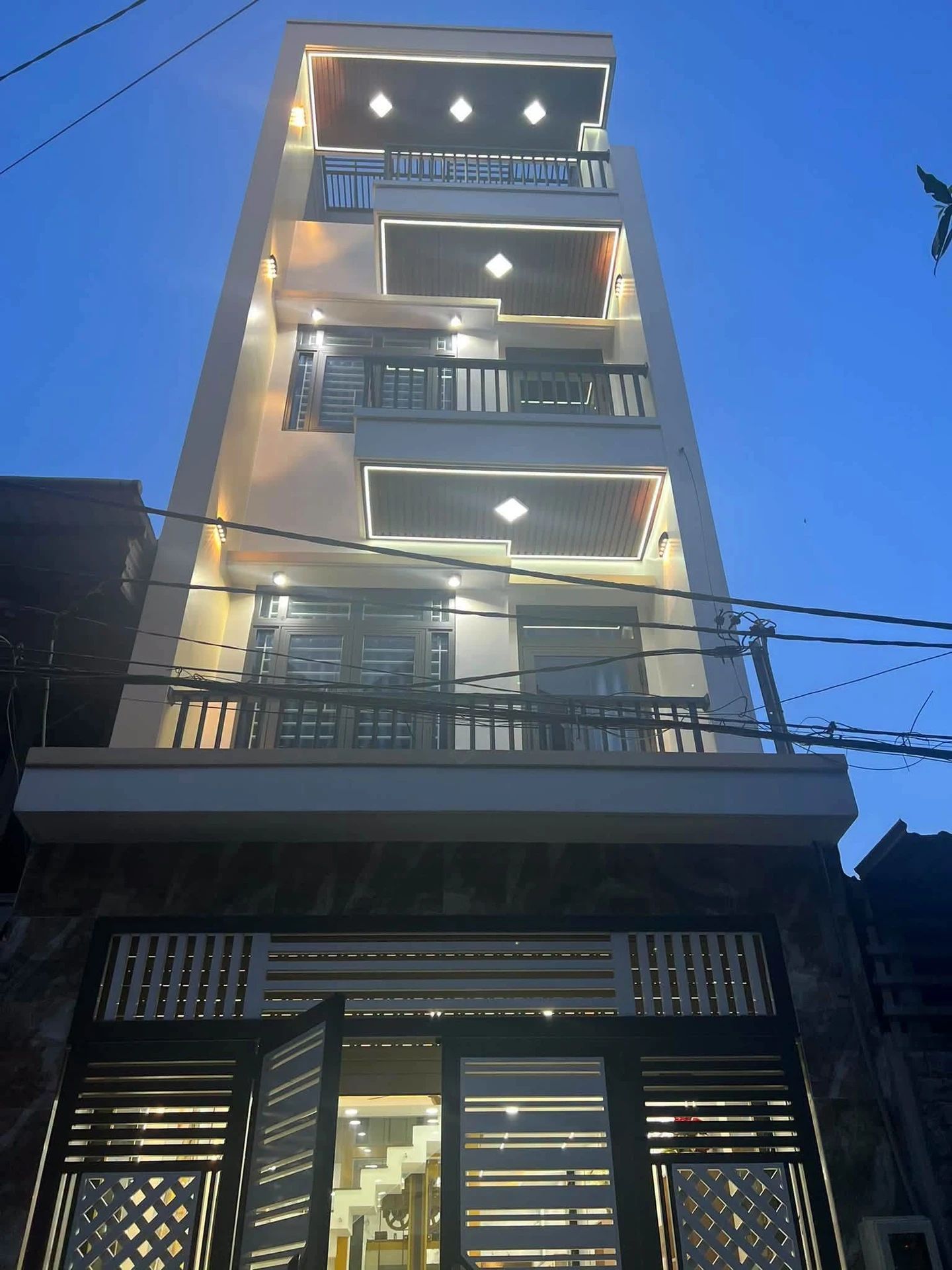 Bán nhà 4 phòng ngủ 205m² Quận 12 có thang máy - Ảnh 1