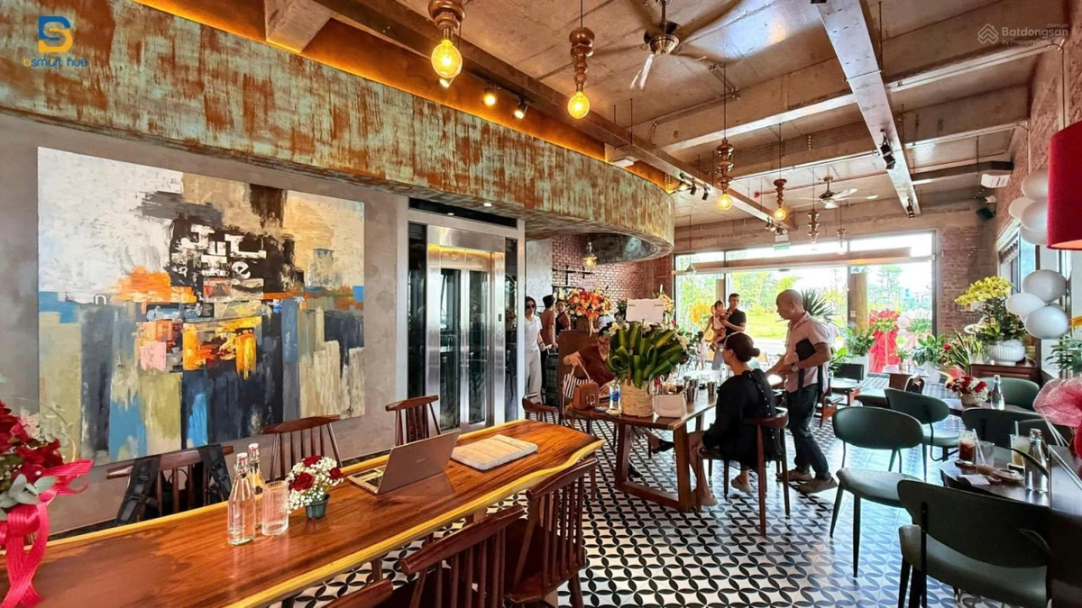 Nhà 4 tầng sẵn 8 phòng đường Nguyễn Lộ Trạch đã có sổ, đang KDoanh homestay doanh thu 120tr/tháng - Ảnh 1