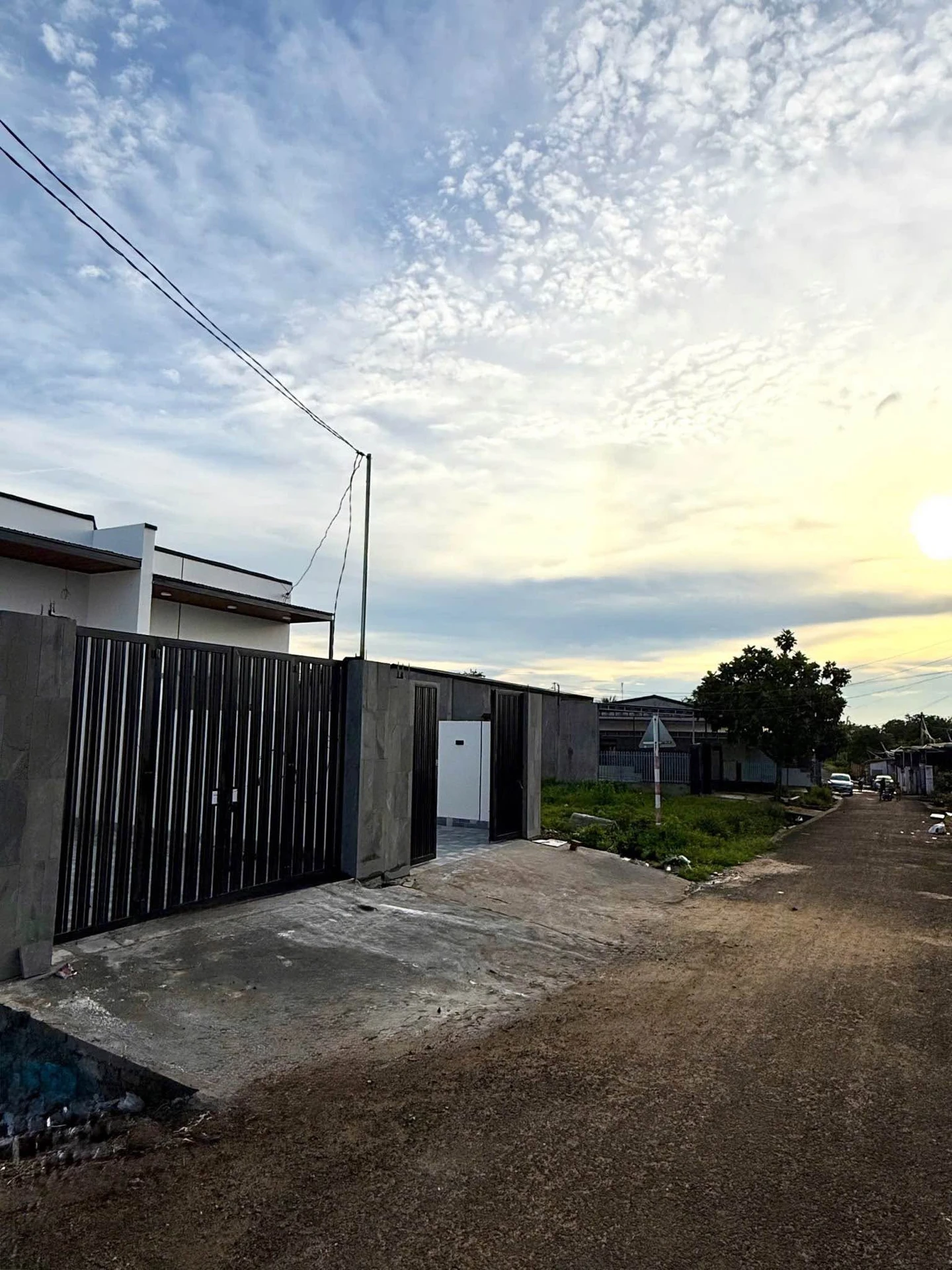 Bán nhà mới 5x22m, 2 phòng ngủ, giá 1 tỷ 350 triệu gần Buôn Ma Thuột - Ảnh 1