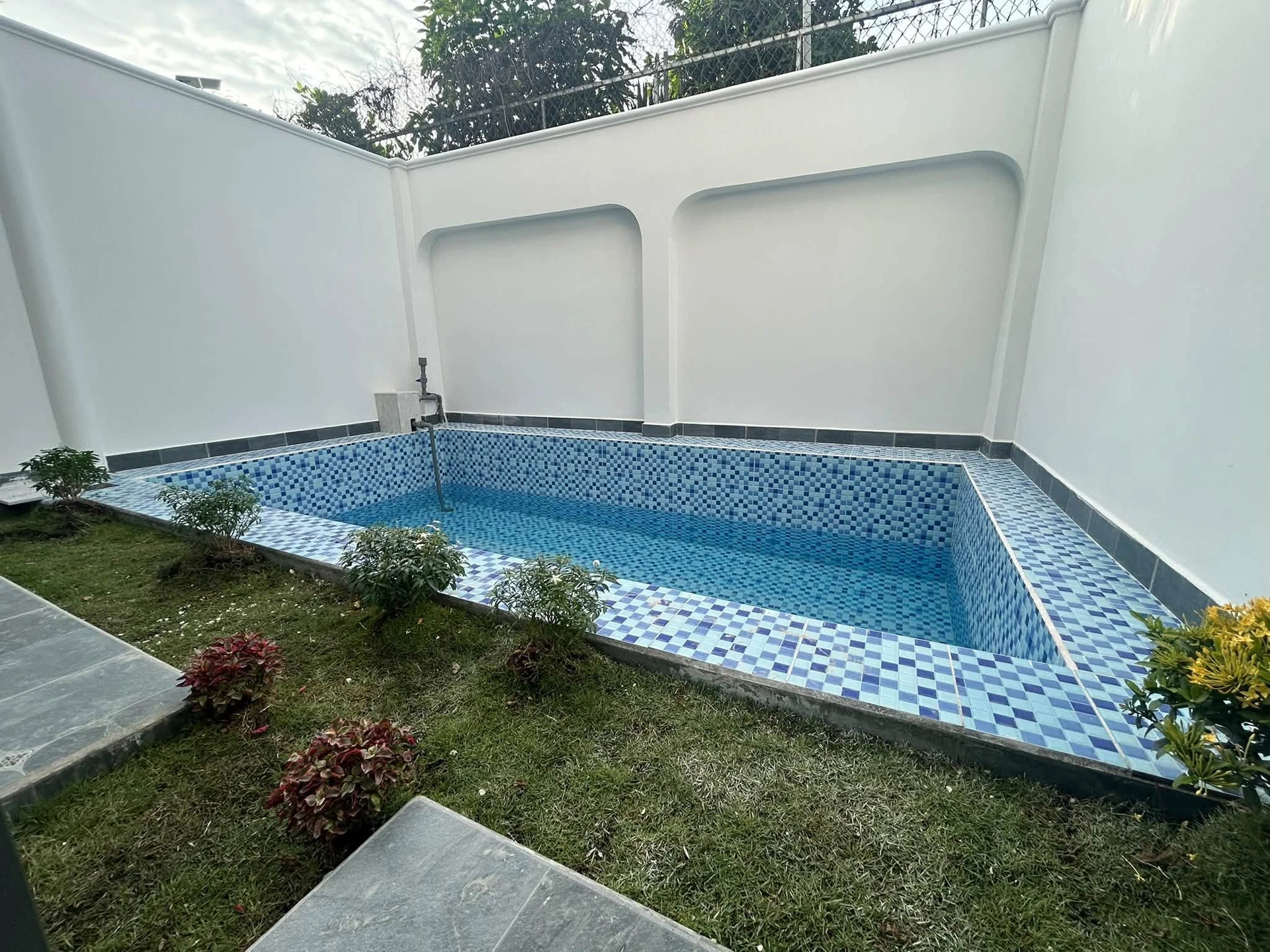 Bán villa 3 phòng ngủ, hồ bơi, 120m² mặt tiền Nguyễn Văn Cừ - Ảnh 1