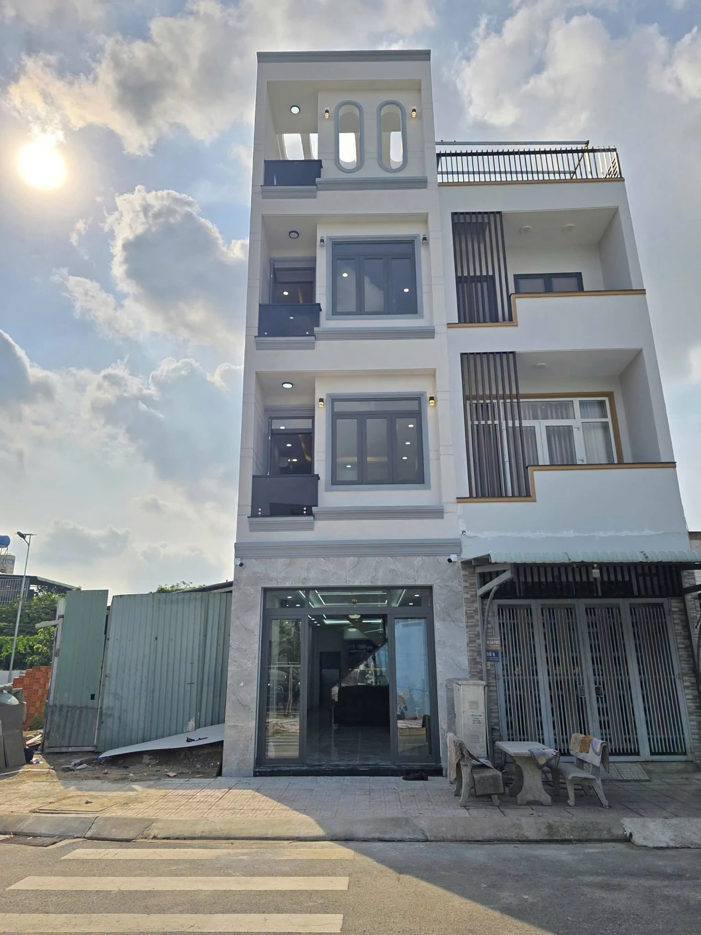 Bán nhà hoàn công 71m2 4 tầng, 4PN, 5WC, gần Làng Đại học - 7,8 tỷ - Ảnh 1