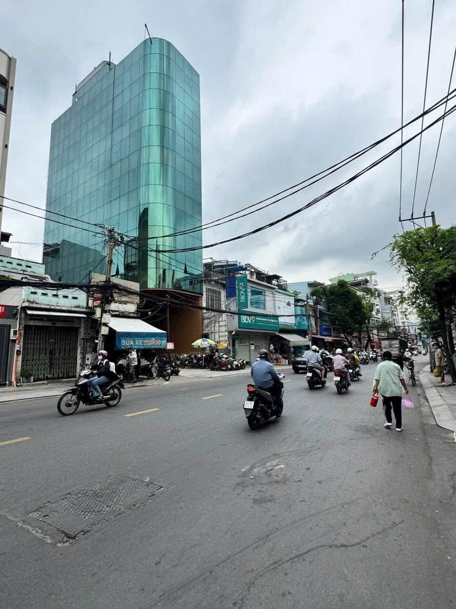 Bán tòa nhà văn phòng góc 2 mặt tiền Lê Quang Định, 123,9m2, hầm + 8 tầng, Bình Thạnh - Ảnh 1
