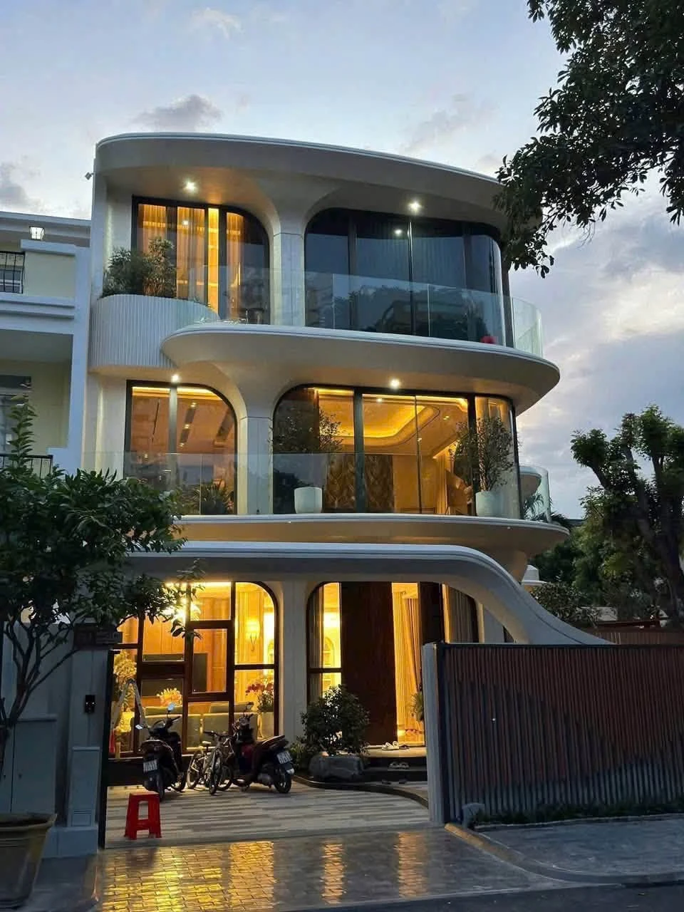 Bán biệt thự tứ lập 291,5m², 5PN, thang máy, full nội thất tại Mỹ Phú 1B, Phú Mỹ Hưng, Quận 7 - Ảnh 1