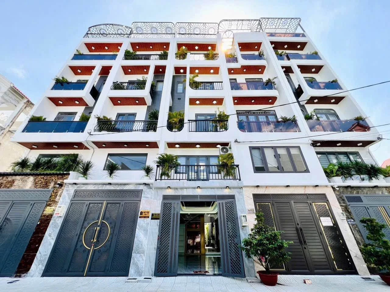 Bán nhà hẻm thang máy full nội thất 4PN 84m² Quận 12 - Ảnh 1
