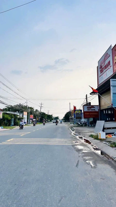 Bán đất thổ cư 11x75m (825m2) ngộp bank gần Vinhomes Hậu Nghĩa, giá 4,45 tỷ