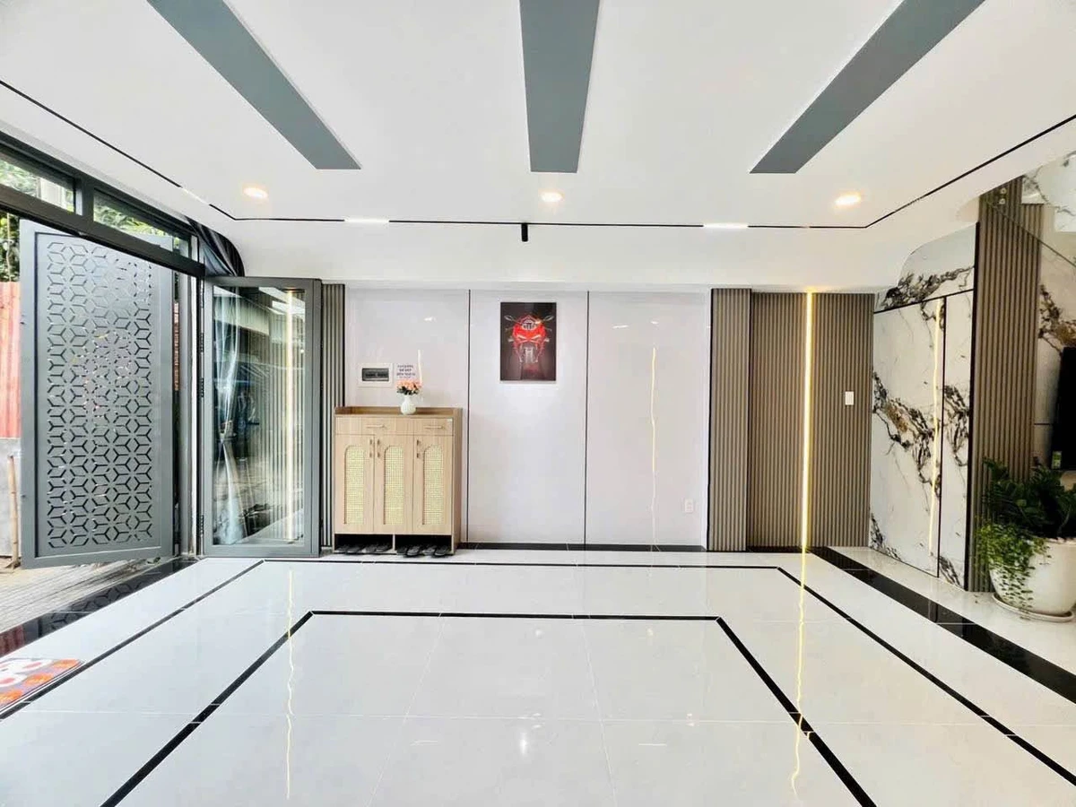 Bán nhà phố 3 tầng full nội thất 4,5x12m hẻm 8m Nguyễn Ảnh Thủ, Hiệp Thành, Quận 12 - 5,89 tỷ - Ảnh 1