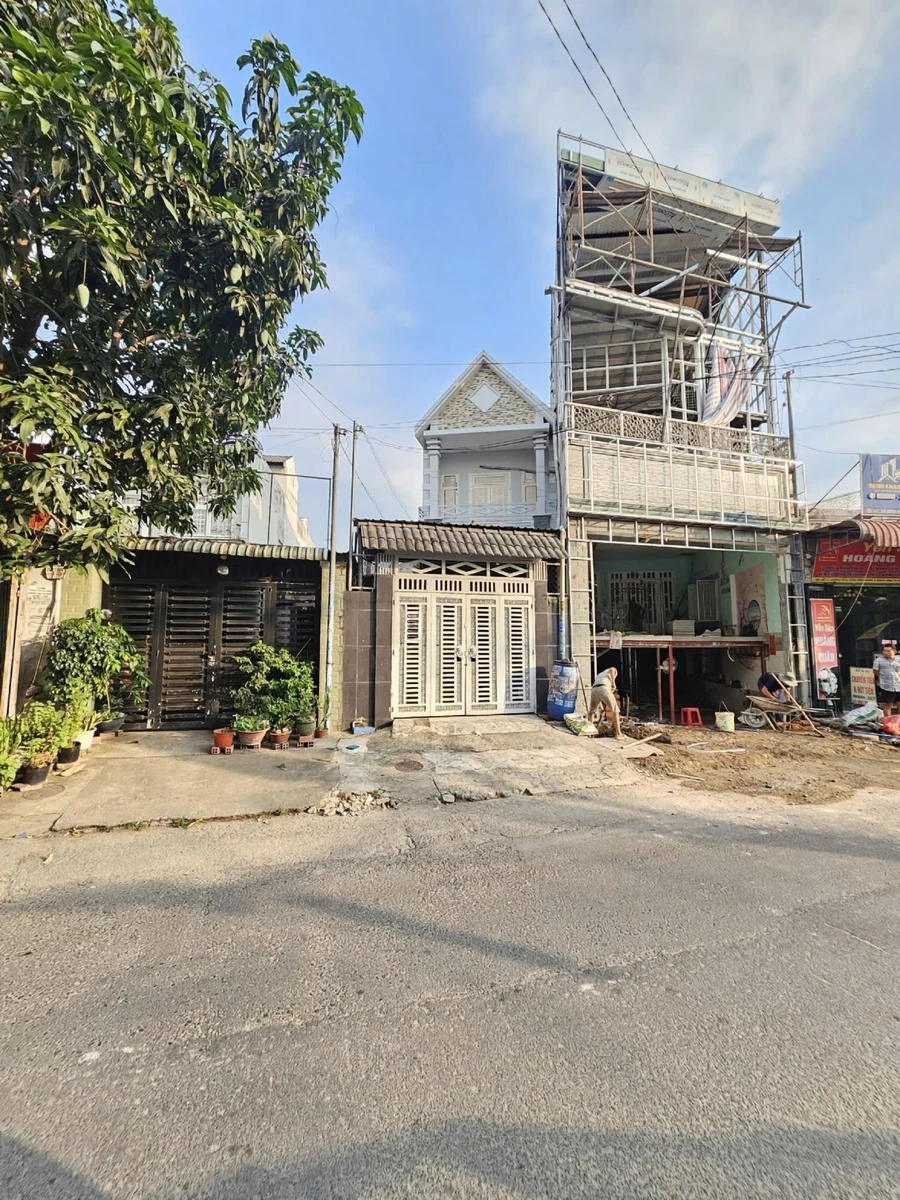 Bán nhà mặt tiền kinh doanh 99,2m2, 5 tỷ 900 tại Dĩ An - Ảnh 1