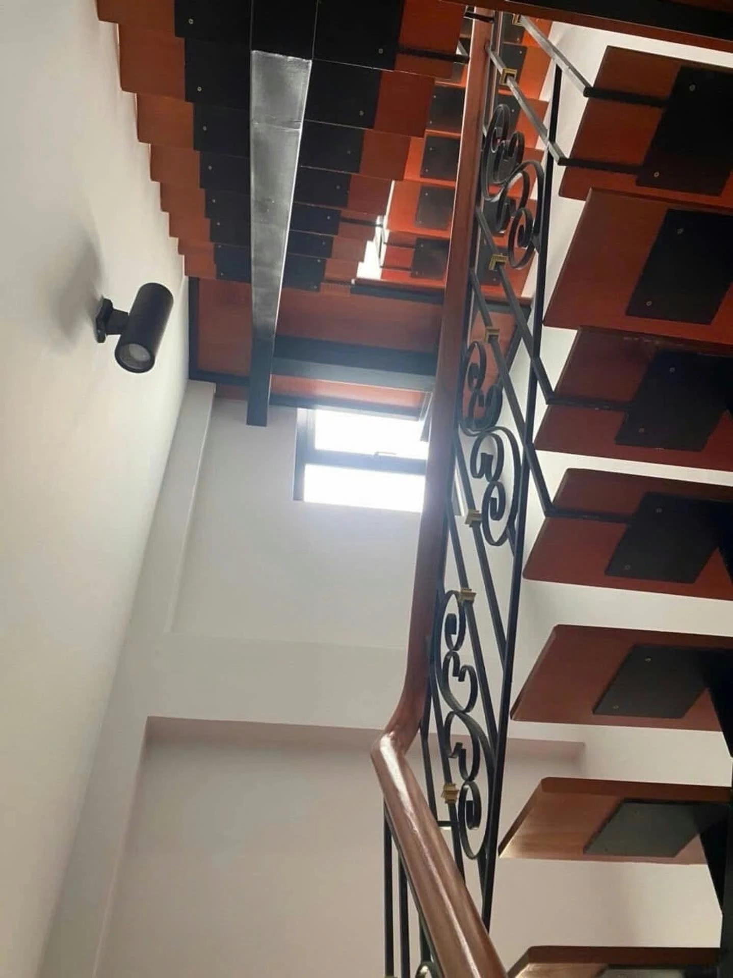 Bán nhà hẻm 5 tầng 4,35x7m đường Đoàn Văn Bơ, Quận 4, giá nhỉnh 4 tỷ - Ảnh 1